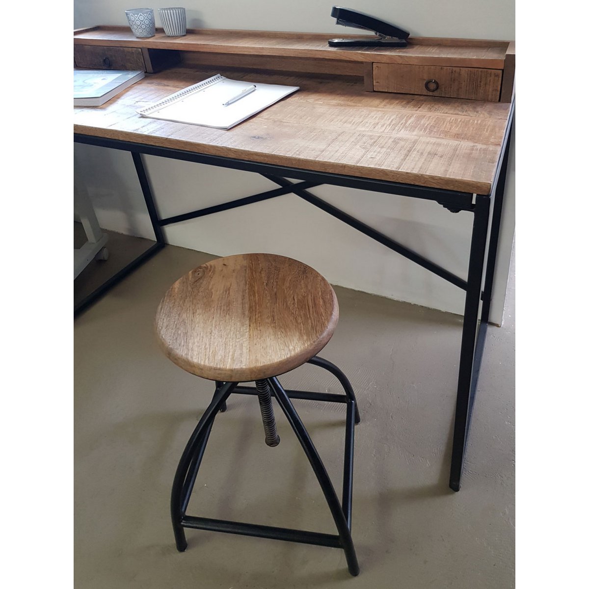 Drehhocker Barhocker Hocker Drehstuhl höhenverstellbar Liverpool Massivholz nachhaltig Metall-Gestel