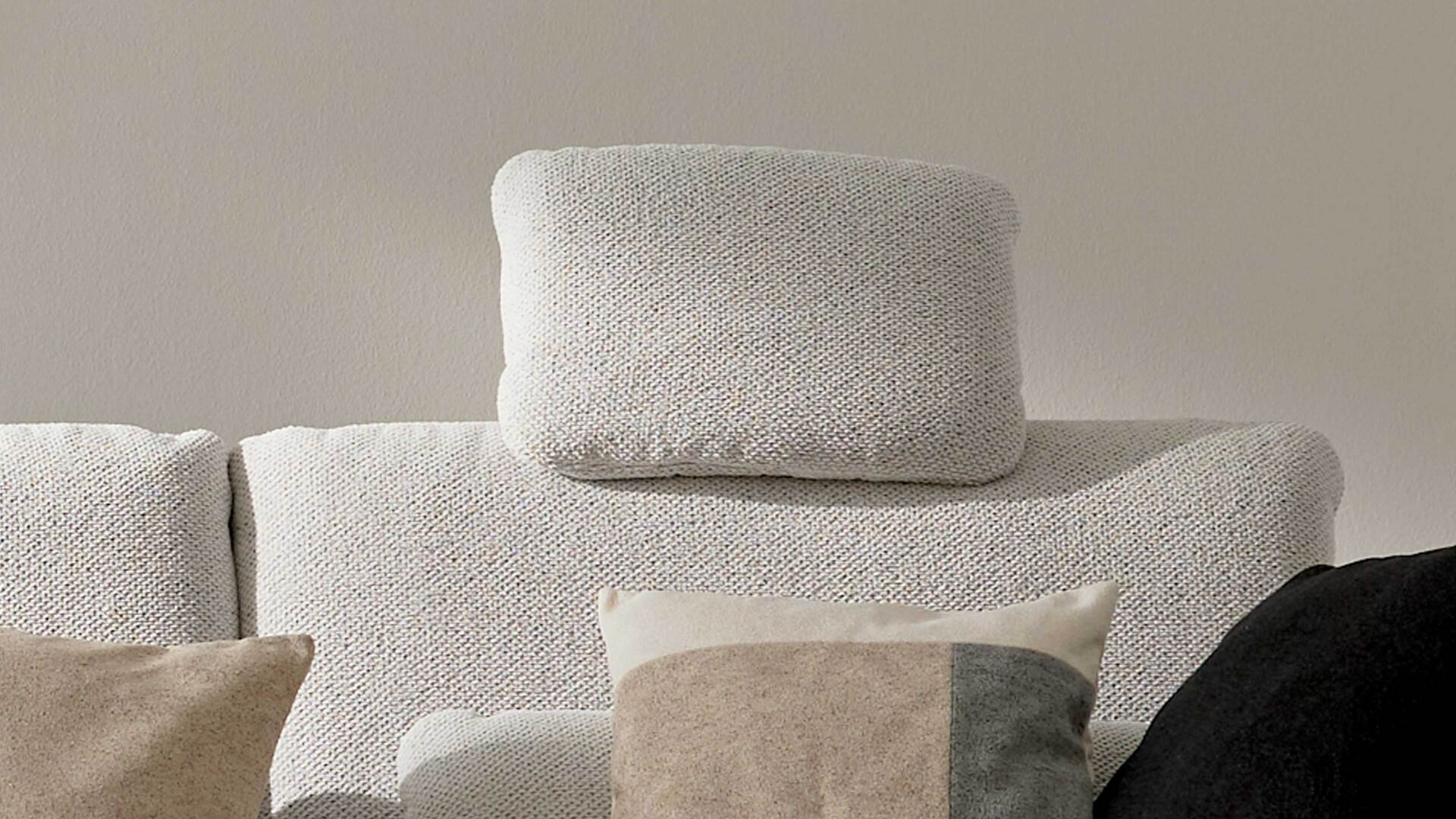 Interliving Sofa Serie 4304 – Comfort-Kopfstütze