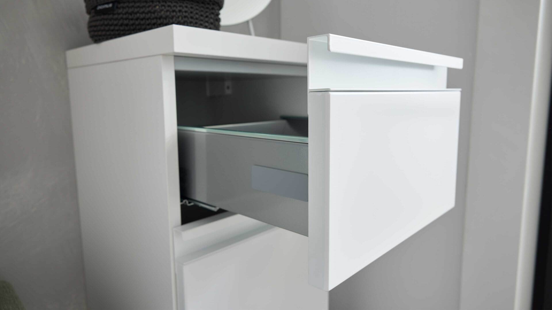 Interliving Bad Serie 3702 - Highboard 7793 mit Ablageboden